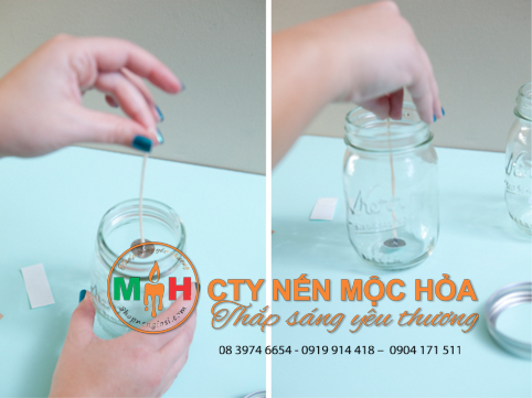 Bạn cần giữ sợi bấc của cây nến ly giá rẻ thẳng và dính chặt dưới đáy lọ Bạn cần giữ sợi bấc của cây nến ly giá rẻ thẳng và dính chặt dưới đáy lọ
