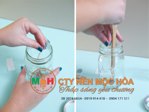 Bạn cần giữ sợi bấc của cây nến ly giá rẻ thẳng và dính chặt dưới đáy lọ Bạn cần giữ sợi bấc của cây nến ly giá rẻ thẳng và dính chặt dưới đáy lọ