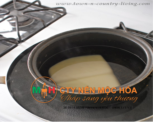 Bạn có thể sử dụng một chiếc nồi cũ đặt trên một chiếc chảo chứa nước để đun chảy sáp Bạn có thể sử dụng một chiếc nồi cũ đặt trên một chiếc chảo chứa nước để đun chảy sáp