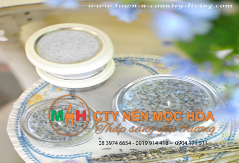 Hãy để nến ly hoa oải hương của bạn ở nơi mát mẻ qua đêm trước khi sử dụng Hãy để nến ly hoa oải hương của bạn ở nơi mát mẻ qua đêm trước khi sử dụng