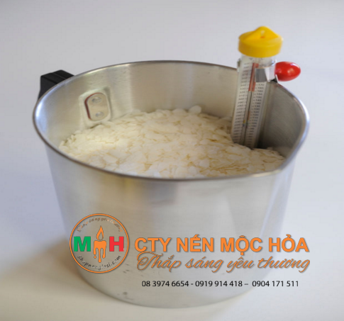 Đặt sáp vào một chiếc bình thủy tinh trong nồi hơi đôi với nhiệt độ khoảng 82 độ C Đặt sáp vào một chiếc bình thủy tinh trong nồi hơi đôi với nhiệt độ khoảng 82 độ C