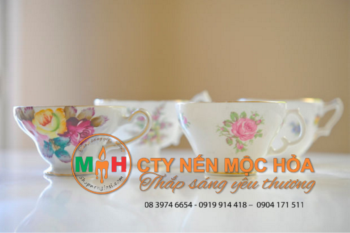 Chuẩn bị một vài tách trà bằng sứ Chuẩn bị một vài tách trà bằng sứ