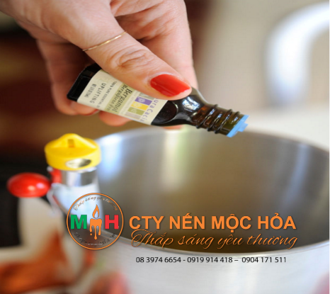 Khi sáp đã hoàn toàn tan chảy. Bạn bắt đầu cho nước hoa hoặc tinh dầu vào sáp Khi sáp đã hoàn toàn tan chảy. Bạn bắt đầu cho nước hoa hoặc tinh dầu vào sáp