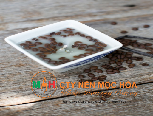 Một tách cà phê giữa một sớm đầu đông se se lạnh cho bạn cảm giác thật tuyệt vời. Và sẽ càng tuyệt hơn khi tách cà phê này được kết hợp với một ngọn nến Một tách cà phê giữa một sớm đầu đông se se lạnh cho bạn cảm giác thật tuyệt vời. Và sẽ càng tuyệt hơn khi tách cà phê này được kết hợp với một ngọn nến