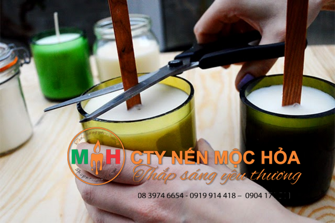 Những chai rượu cũ có thể biến thành những chiếc nến cốc tuyệt đẹp làm quà tặng cho người thân yêu của bạn đấy. Những chai rượu cũ có thể biến thành những chiếc nến cốc tuyệt đẹp làm quà tặng cho người thân yêu của bạn đấy.