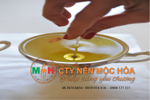 Đặt bấc vào giữa tách trà Đặt bấc vào giữa tách trà