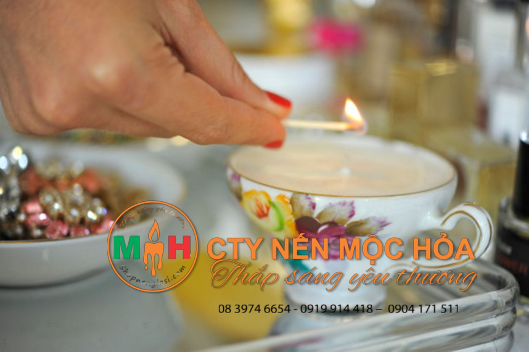 Thắp sáng nến và thưởng thức vẻ đẹp của chúng mang lại Thắp sáng nến và thưởng thức vẻ đẹp của chúng mang lại