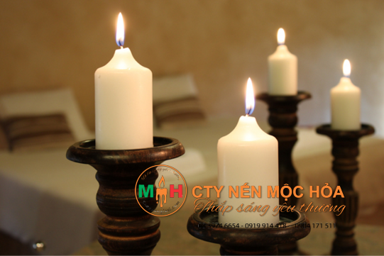 Trong những chiếc nến đầu tiên, mỡ động vật được sử dụng như nguyên liệu chính. Trong những chiếc nến đầu tiên, mỡ động vật được sử dụng như nguyên liệu chính.