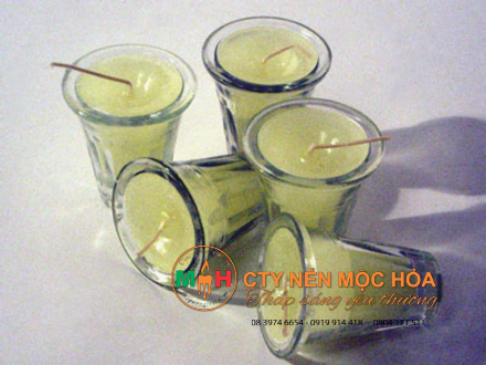 Nến nghệ thuật hình ly cốc không cần giá đỡ vì bản thân bình chứa đã có khả năng đựng sáp tan chảy.  Nến nghệ thuật hình ly cốc không cần giá đỡ vì bản thân bình chứa đã có khả năng đựng sáp tan chảy.