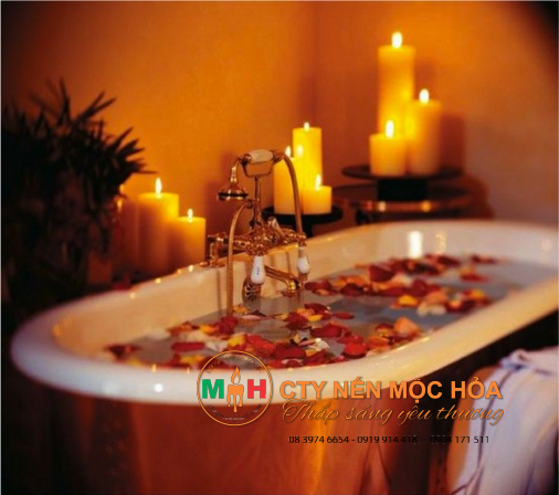 Từ xưa đến nay nến luôn là biểu tượng của sự lãng mạng, những ánh nến lung linh huyền ảo luôn có sức mạnh thu hút sự chú ý của con người. Từ xưa đến nay nến luôn là biểu tượng của sự lãng mạng, những ánh nến lung linh huyền ảo luôn có sức mạnh thu hút sự chú ý của con người.