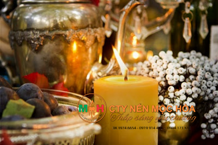 Một cây nến tỏa sáng bằng cách dẫn nhiệt từ sợi bấc làm tan chảy sáp và đồng thời sáp cũng làm chậm quá trình cháy của sợi bấc khiến cho sợi bấc có thể cháy được nhiều giờ Một cây nến tỏa sáng bằng cách dẫn nhiệt từ sợi bấc làm tan chảy sáp và đồng thời sáp cũng làm chậm quá trình cháy của sợi bấc khiến cho sợi bấc có thể cháy được nhiều giờ