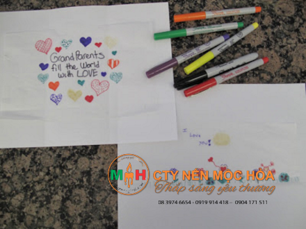 Mực của bút lông màu sẽ thấm qua khăn giấy và làm bẩn bàn của bạn , do đó bạn cần lót một miếng giấy trắng ở phía dưới Mực của bút lông màu sẽ thấm qua khăn giấy và làm bẩn bàn của bạn , do đó bạn cần lót một miếng giấy trắng ở phía dưới