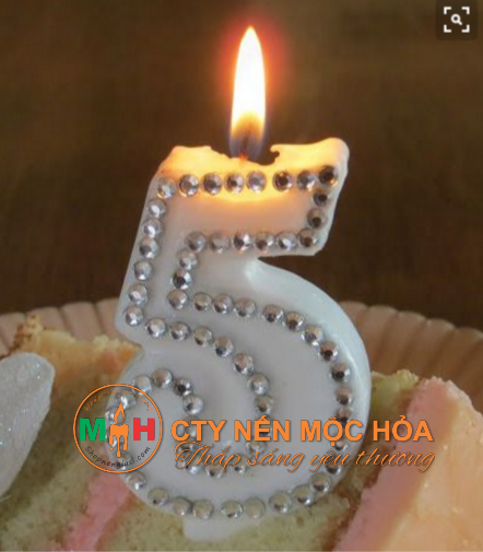 Chiếc nến đính các hạt pha lê lấp lánh như kim cương thể hiện sự sang trọng của chủ nhân bữa tiệc. Chiếc nến đính các hạt pha lê lấp lánh như kim cương thể hiện sự sang trọng của chủ nhân bữa tiệc.