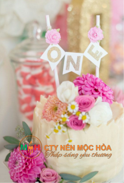 Hoa và nến sinh nhật là cặp đôi trang trí hoàn hảo Hoa và nến sinh nhật là cặp đôi trang trí hoàn hảo