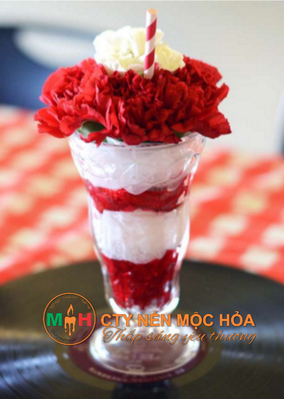 Vẻ đẹp đầy tinh nghịch của hoa và nến sinh nhật Vẻ đẹp đầy tinh nghịch của hoa và nến sinh nhật