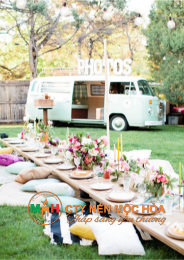 Oải hương xinh đẹp kiêu hãnh tỏa ra làn hương dễ chịu cùng những chiếc nến hình chóp tạo khung cảnh ấn tượng cho người nhìn Oải hương xinh đẹp kiêu hãnh tỏa ra làn hương dễ chịu cùng những chiếc nến hình chóp tạo khung cảnh ấn tượng cho người nhìn