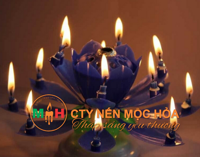 Bản thân nến sẽ phun ra một cột pháo sáng khi thắp nên bạn cần chú ý không để bất kì vật dễ bắt lửa nào gần đấy. Bản thân nến sẽ phun ra một cột pháo sáng khi thắp nên bạn cần chú ý không để bất kì vật dễ bắt lửa nào gần đấy.