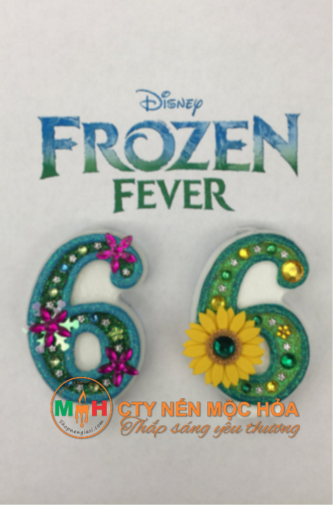Tình yêu thiêng liêng trong bộ phim hoạt hình nổi tiếng Frozen được tái hiện trên chiếc nến này. Tình yêu thiêng liêng trong bộ phim hoạt hình nổi tiếng Frozen được tái hiện trên chiếc nến này.