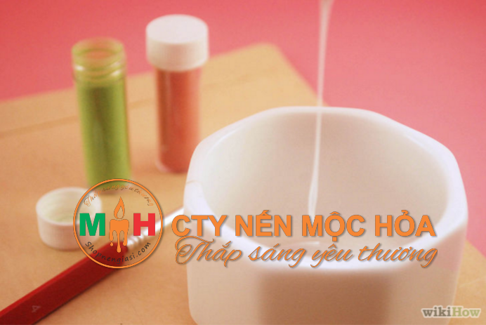 Đổ hồ PVA vào chén nhỏ Đổ hồ PVA vào chén nhỏ