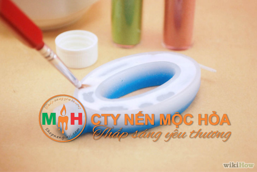 Dùng cọ quẹt một ít hồ trong chén và bắt đầu quết vào nến Dùng cọ quẹt một ít hồ trong chén và bắt đầu quết vào nến