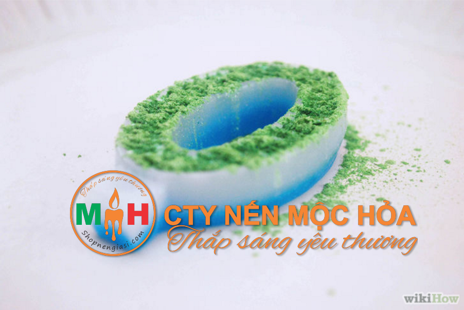 Đổ kim tuyến với màu sắc bạn yêu thích lên tấm giấy đã lót sẵn trên mặt bàn từ trước Đổ kim tuyến với màu sắc bạn yêu thích lên tấm giấy đã lót sẵn trên mặt bàn từ trước