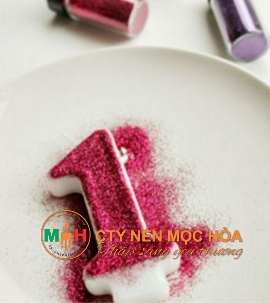 Bạn cần một cây nến không màu, dùng cọ phết một lớp mỏng, đều hồ PVA trên mặt nến và khéo léo rắc các hạt kim tuyến nhũ đỏ lên trên Bạn cần một cây nến không màu, dùng cọ phết một lớp mỏng, đều hồ PVA trên mặt nến và khéo léo rắc các hạt kim tuyến nhũ đỏ lên trên