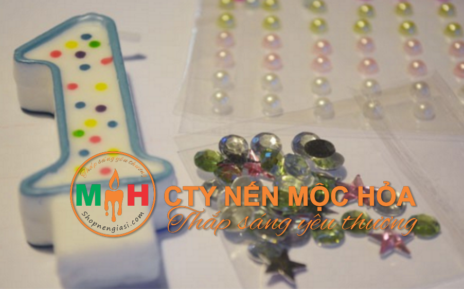 Bạn có thể tận dụng các trang sức bằng nhựa đã lâu không sử dụng để làm chiếc nến này. Bạn có thể tận dụng các trang sức bằng nhựa đã lâu không sử dụng để làm chiếc nến này.