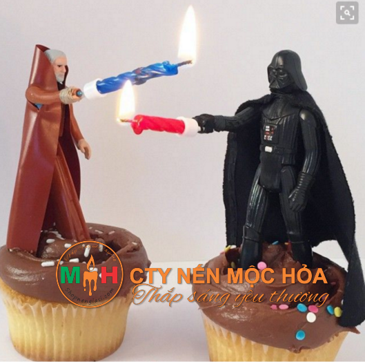 Những cậu nhóc sẽ thét lên sung sướng khi thấy các anh hùng mà các cậu thích đang cầm nến chúc mừng sinh nhật của các cậu Những cậu nhóc sẽ thét lên sung sướng khi thấy các anh hùng mà các cậu thích đang cầm nến chúc mừng sinh nhật của các cậu