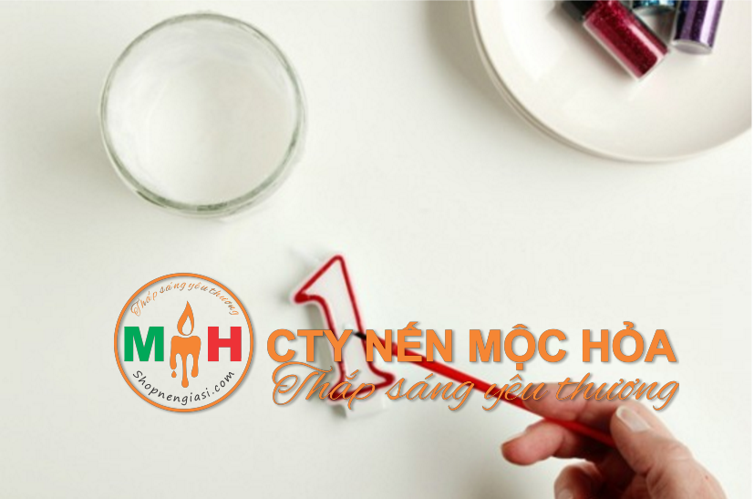 Đôi khi sáp sẽ làm cho hồ bị phân bố không đồng đều nên bạn cần quét liên tục hồ trên mặt nến Đôi khi sáp sẽ làm cho hồ bị phân bố không đồng đều nên bạn cần quét liên tục hồ trên mặt nến