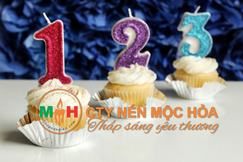 Sự lộng lẫy của kim tuyến kết hợp với ánh sáng dịu dàng của nến tạo nên một bức tranh hoàn mĩ. Sự lộng lẫy của kim tuyến kết hợp với ánh sáng dịu dàng của nến tạo nên một bức tranh hoàn mĩ.