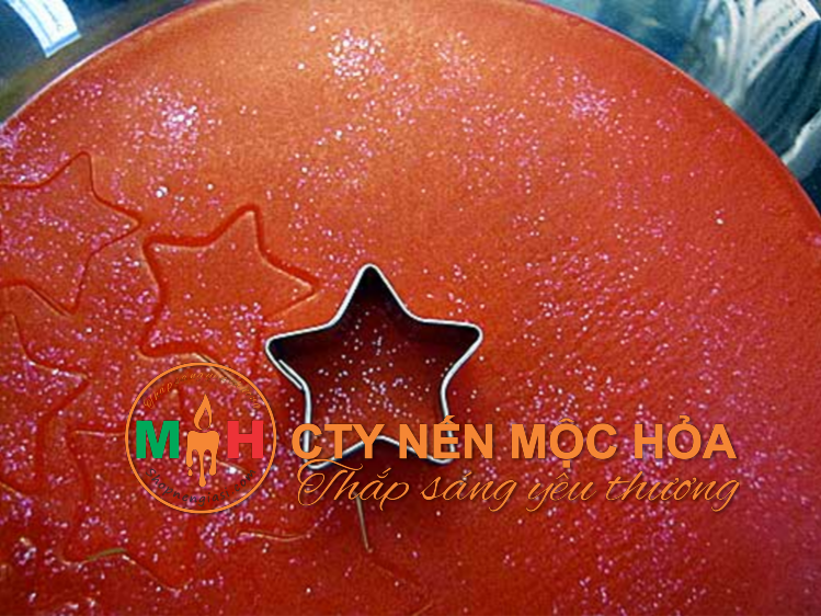 Bạn tráng sáp thành một lớp mỏng vừa đủ để sáp không quá mềm cũng như không quá dày khi cắt. Bạn tráng sáp thành một lớp mỏng vừa đủ để sáp không quá mềm cũng như không quá dày khi cắt.