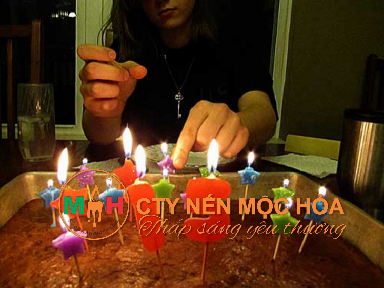 Hãy nhờ những đứa trẻ nhà bạn giúp bạn ấn khuôn bánh cookie lên sáp nhé, chúng sẽ rất vui vẻ đấy. Hãy nhờ những đứa trẻ nhà bạn giúp bạn ấn khuôn bánh cookie lên sáp nhé, chúng sẽ rất vui vẻ đấy.