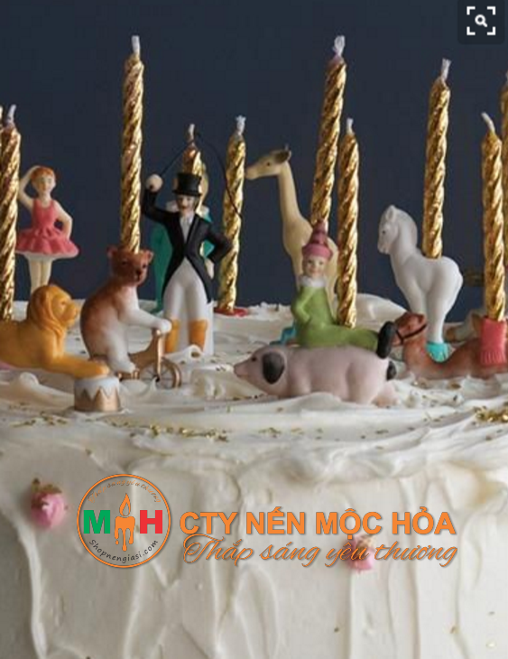Khi được thắp sáng, lửa nến và nhũ vàng hòa vào nhau,cùng ngày sinh của bạn rực sáng Khi được thắp sáng, lửa nến và nhũ vàng hòa vào nhau,cùng ngày sinh của bạn rực sáng