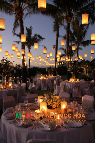 Không ai có thể không mềm lòng trước sự dịu dàng của nến. Không ai có thể không mềm lòng trước sự dịu dàng của nến.