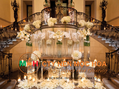 Khách mời chắc chắn sẽ thốt lên đầy kinh ngạc khi nhìn thấy một góc thiết kế kết hợp giữa hoa, nến và gương Khách mời chắc chắn sẽ thốt lên đầy kinh ngạc khi nhìn thấy một góc thiết kế kết hợp giữa hoa, nến và gương