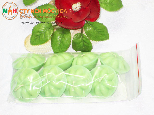 Nến thả nước bông cúc rực sáng lễ hội đẹp lung linh Nến thả nước bông cúc rực sáng lễ hội đẹp lung linh