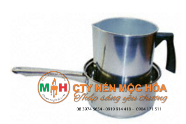 Để tạo ra một nồi hơi đôi, bạn đổ một ít nước vào chiếc nồi đun sau đó đặt chiếc bình rót sáp vào trong Để tạo ra một nồi hơi đôi, bạn đổ một ít nước vào chiếc nồi đun sau đó đặt chiếc bình rót sáp vào trong