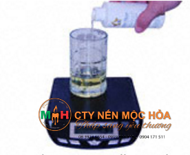 Khi sáp đã đạt đến nhiệt độ thích hợp thì đã đến lúc cho thêm nước hoa vào.  Khi sáp đã đạt đến nhiệt độ thích hợp thì đã đến lúc cho thêm nước hoa vào.