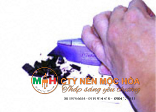 Tùy vào màu sắc và độ đậm nhạt yêu thích mà bạn có thể thêm màu vào sáp. Tùy vào màu sắc và độ đậm nhạt yêu thích mà bạn có thể thêm màu vào sáp.