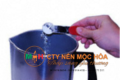 Bạn có thể thêm chất ổn định tia UV để giúp nến không bị phai màu khi tiếp xúc với tia cực tìm hoặc đèn huỳnh quang Bạn có thể thêm chất ổn định tia UV để giúp nến không bị phai màu khi tiếp xúc với tia cực tìm hoặc đèn huỳnh quang