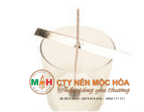 Đặt một thanh gỗ trên miệng bình chứa và cố định sợi bấc vào để trán bấc bị ngã khi đổ sáp Đặt một thanh gỗ trên miệng bình chứa và cố định sợi bấc vào để trán bấc bị ngã khi đổ sáp