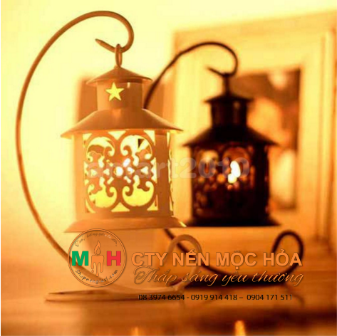 Nến Tealight là loại nến nhỏ có nguồn gốc từ nến đun giữ ấm trà trên các bàn tiệc Nến Tealight là loại nến nhỏ có nguồn gốc từ nến đun giữ ấm trà trên các bàn tiệc