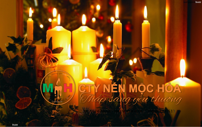 Trong cái lành lạnh dịu dàng của khoảnh khắc giao thừa, ngọn lửa nến giống như những giọt ánh sáng bay lên trời mang theo ước nguyện thầm kín của chủ nhân đến các vị thần. Trong cái lành lạnh dịu dàng của khoảnh khắc giao thừa, ngọn lửa nến giống như những giọt ánh sáng bay lên trời mang theo ước nguyện thầm kín của chủ nhân đến các vị thần.