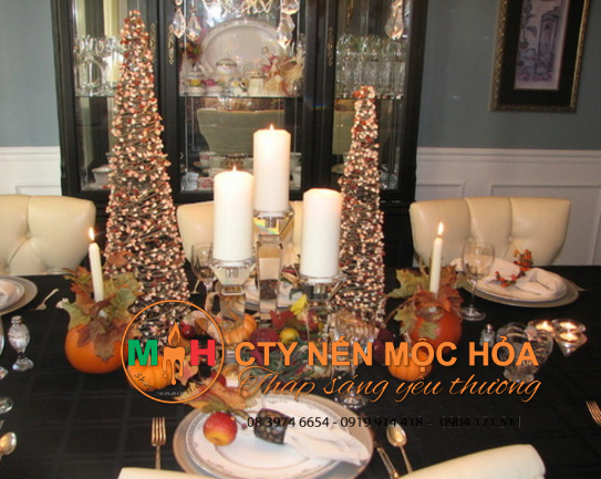 Một bàn tiệc đầy cây trái hái trong vườn cùng nến là quà tặng tuyệt vời bạn dành tặng cho gia đình. Một bàn tiệc đầy cây trái hái trong vườn cùng nến là quà tặng tuyệt vời bạn dành tặng cho gia đình.