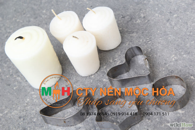 Đính khuôn bánh cookie lên thân nến để tạo sự khác biệt Đính khuôn bánh cookie lên thân nến để tạo sự khác biệt