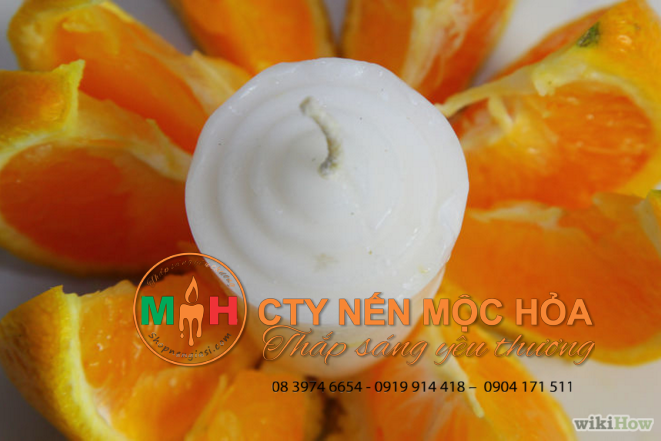 Ngọn nến hiền hòa đứng trên những múi cam thơm mát làm dịu mắt người nhìn Ngọn nến hiền hòa đứng trên những múi cam thơm mát làm dịu mắt người nhìn