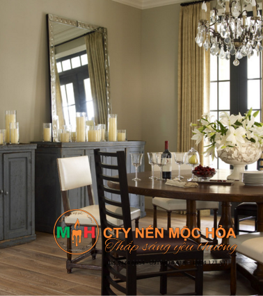 Người Châu Âu rất chuộng phong cách trang trí nến trụ pillar trên bàn ăn Người Châu Âu rất chuộng phong cách trang trí nến trụ pillar trên bàn ăn