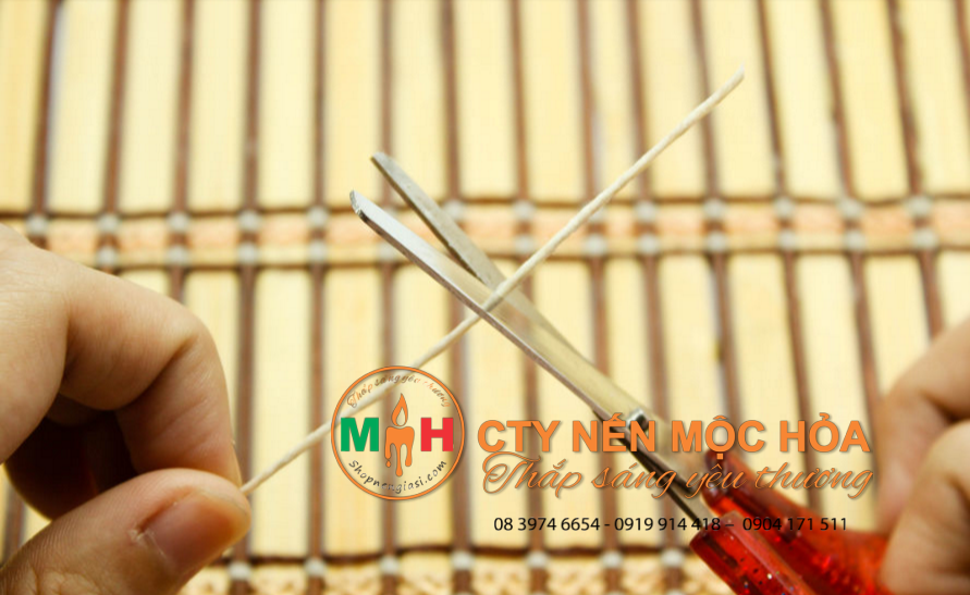 Cắt sợi bấc theo chiều dài mà bạn muốn Cắt sợi bấc theo chiều dài mà bạn muốn