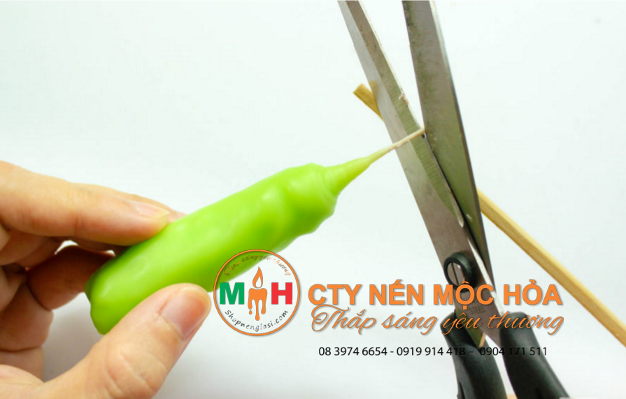 Tỉa ngắn sợi bấc ở hai đầu của đèn cây thành phẩm Tỉa ngắn sợi bấc ở hai đầu của đèn cây thành phẩm