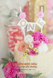 Nến là một vật không thể thiếu trong bất kì bữa tiệc sinh nhật nào Nến là một vật không thể thiếu trong bất kì bữa tiệc sinh nhật nào